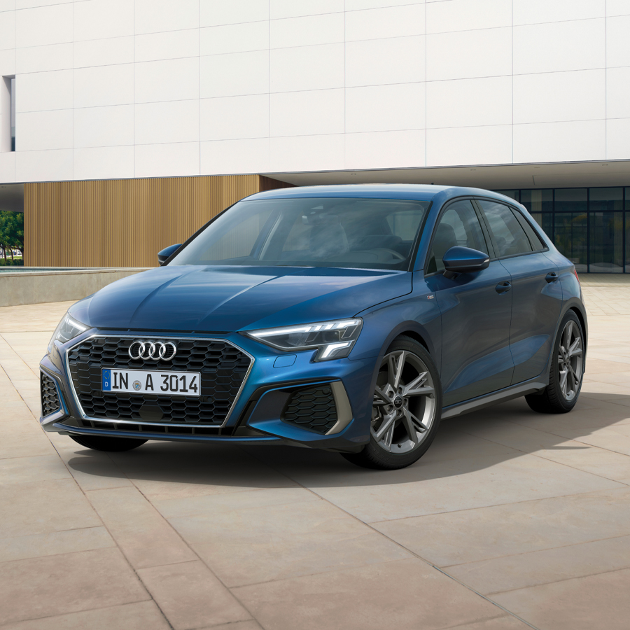 Der Audi A3 Sportsback TFSI e in der Seitenansicht.
