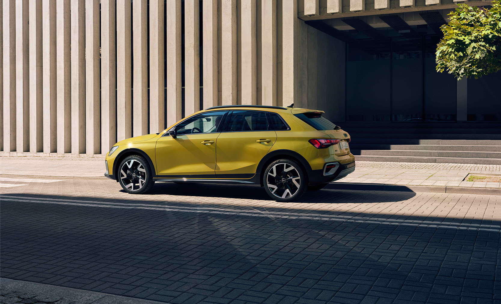 Ein gelber Audi A3 allstreet in der Seitenansicht.