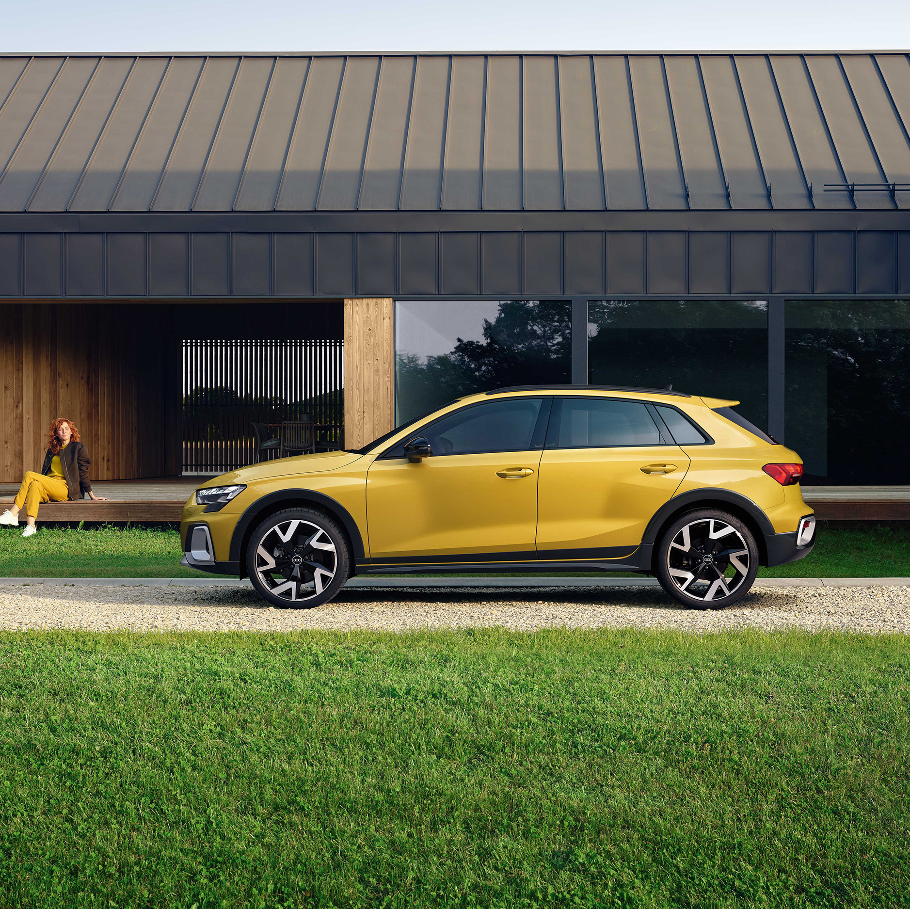 Der Audi A3 allstreet in gelb seitlich 