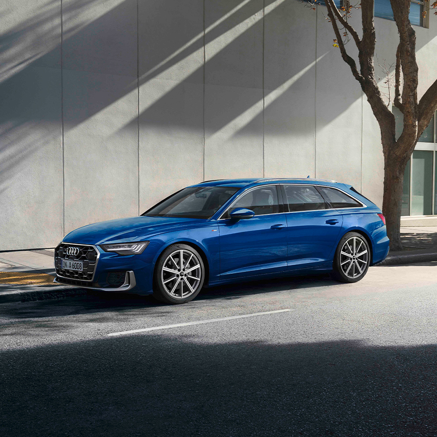 Audi A6 Avant in Blau Frontansicht Parkend auf der Stra&szlig;e 