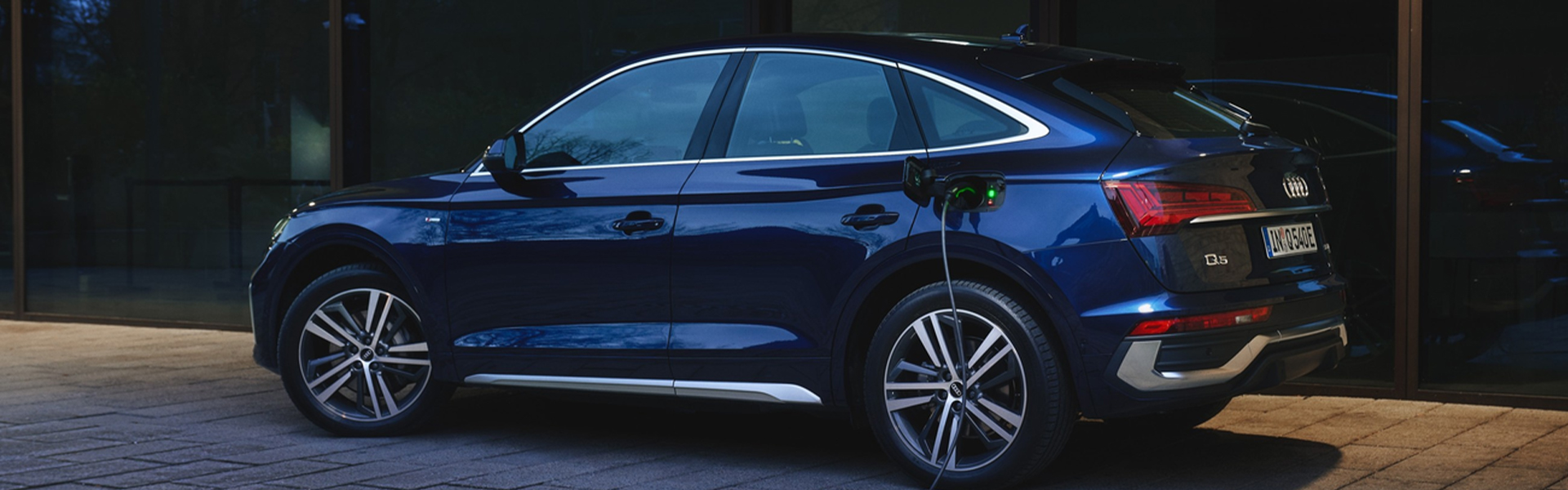 Audi Q5 Sportback TFSI e beim Ladevorgang 