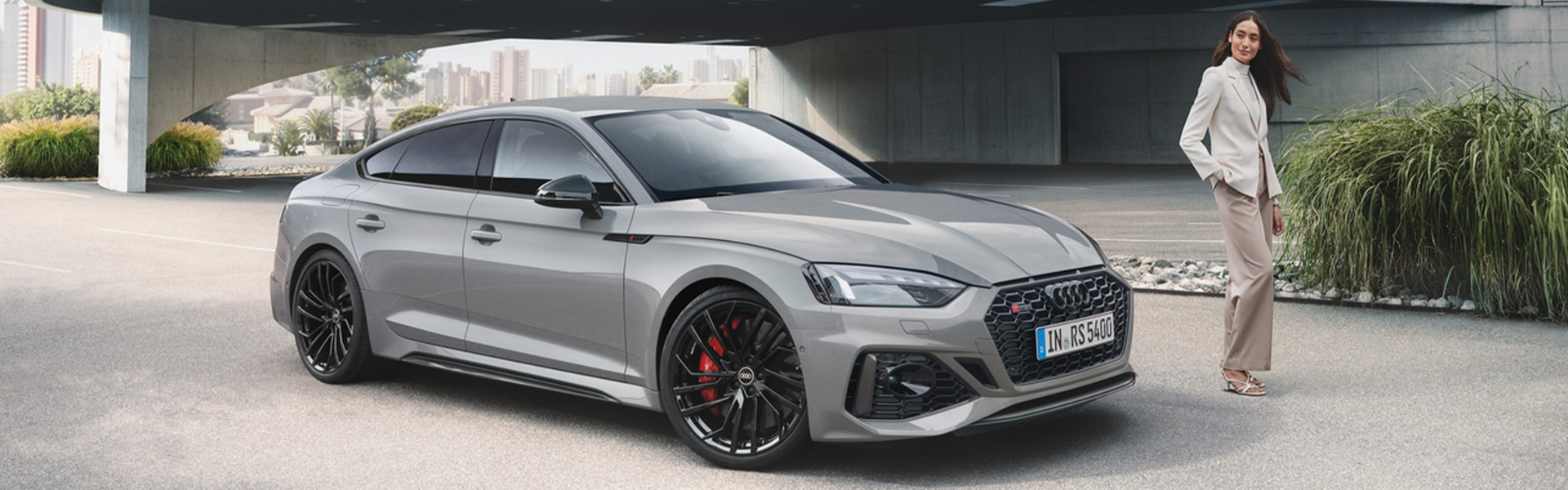Audi RS 5 Sportback seitliche Frontansicht mit Frau 