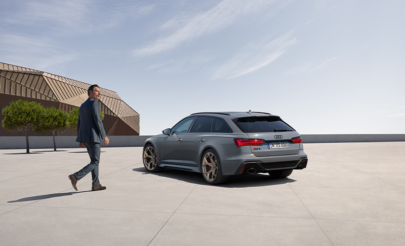 Audi RS 6 Avant Heckansicht mit Mann