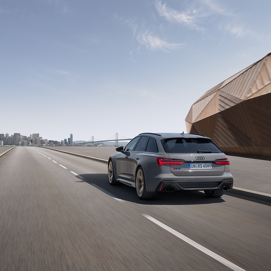 Ein grauer Audi RS6 Avant in der R&uuml;ckansicht.