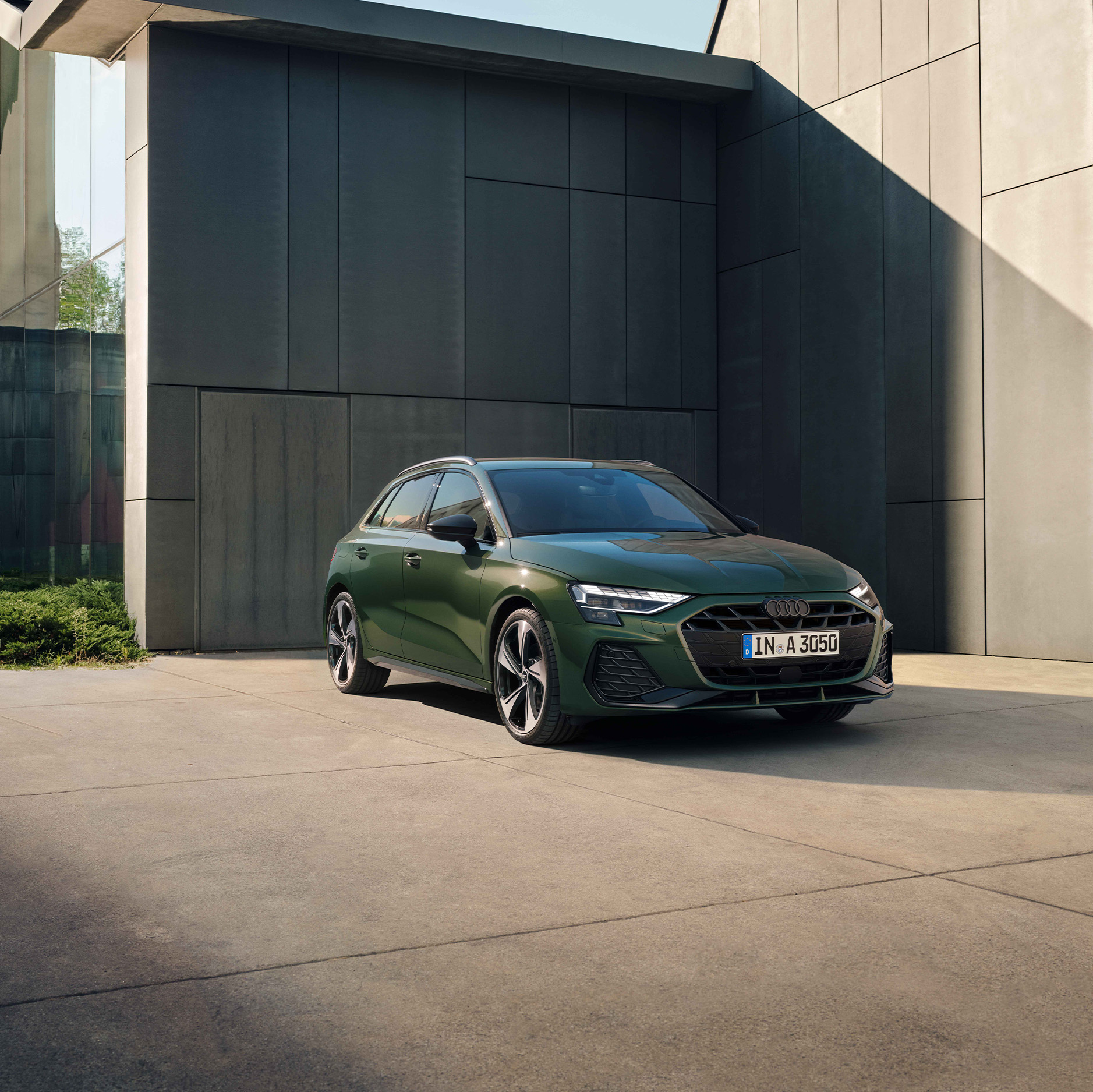 Ein gr&uuml;ner Audi A3 Sportback schr&auml;gen Frontansicht