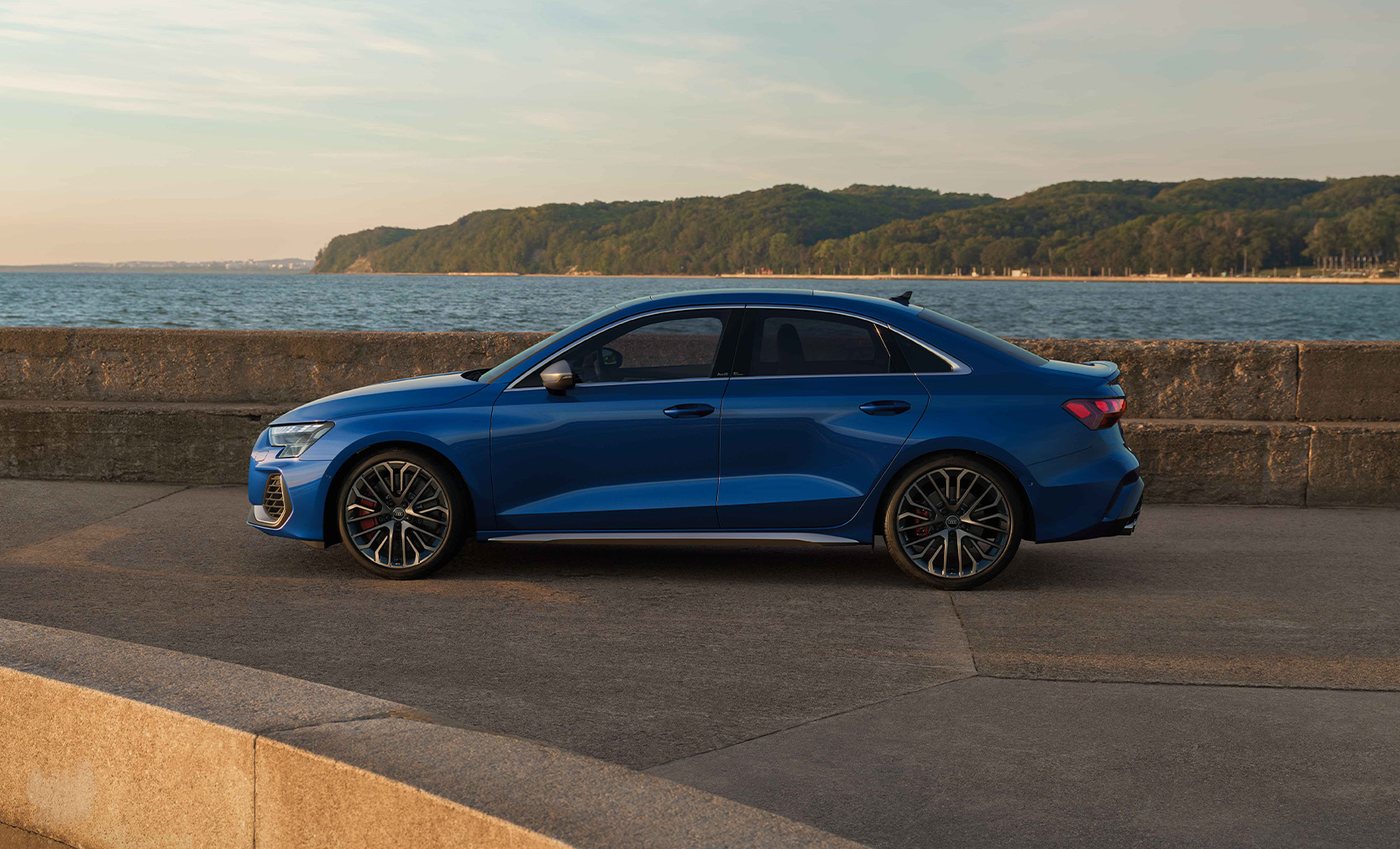 Seitenansicht einer blauen Audi S3 Limousine.