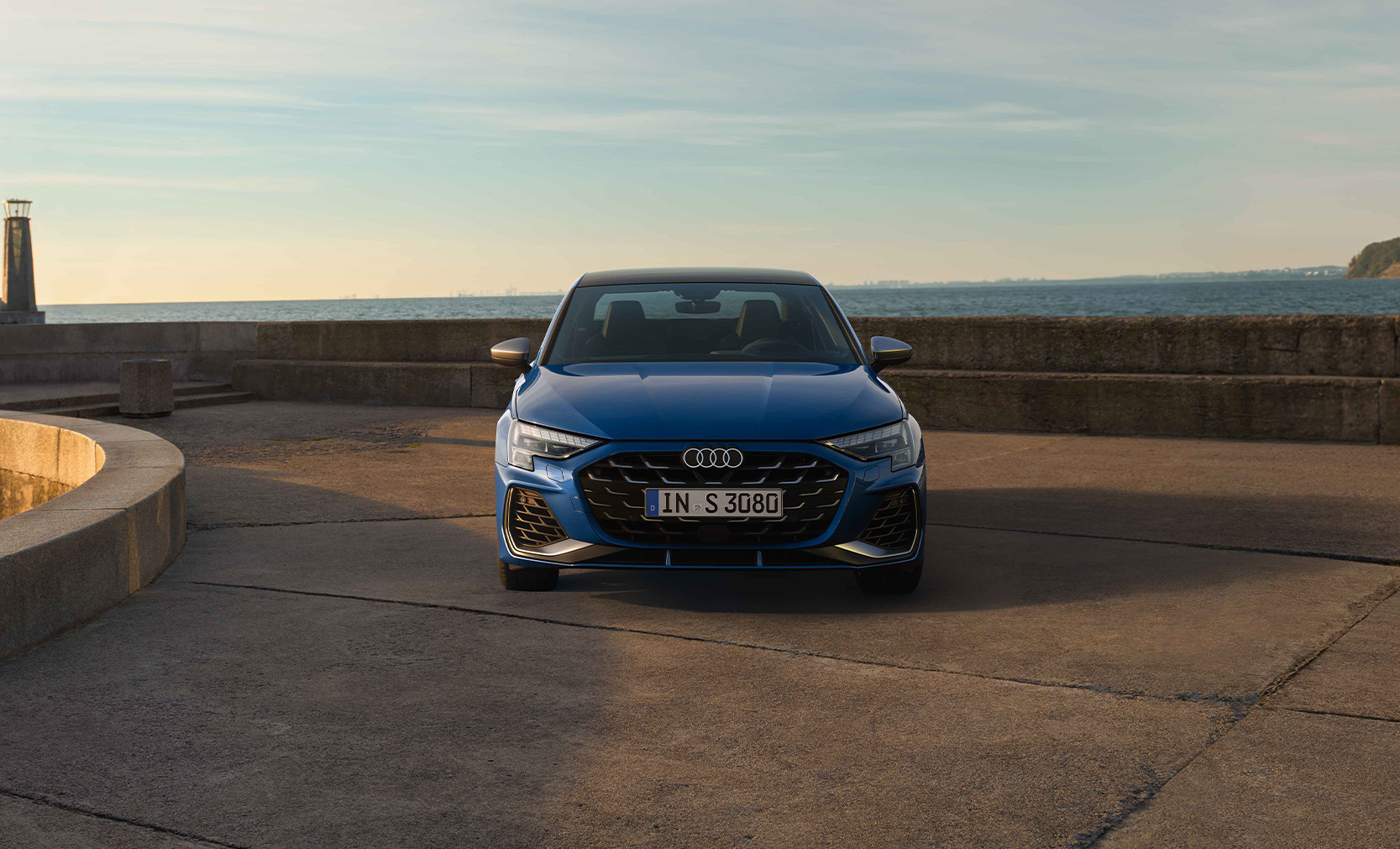 Frontansicht einer blauen Audi S3 Limousine.