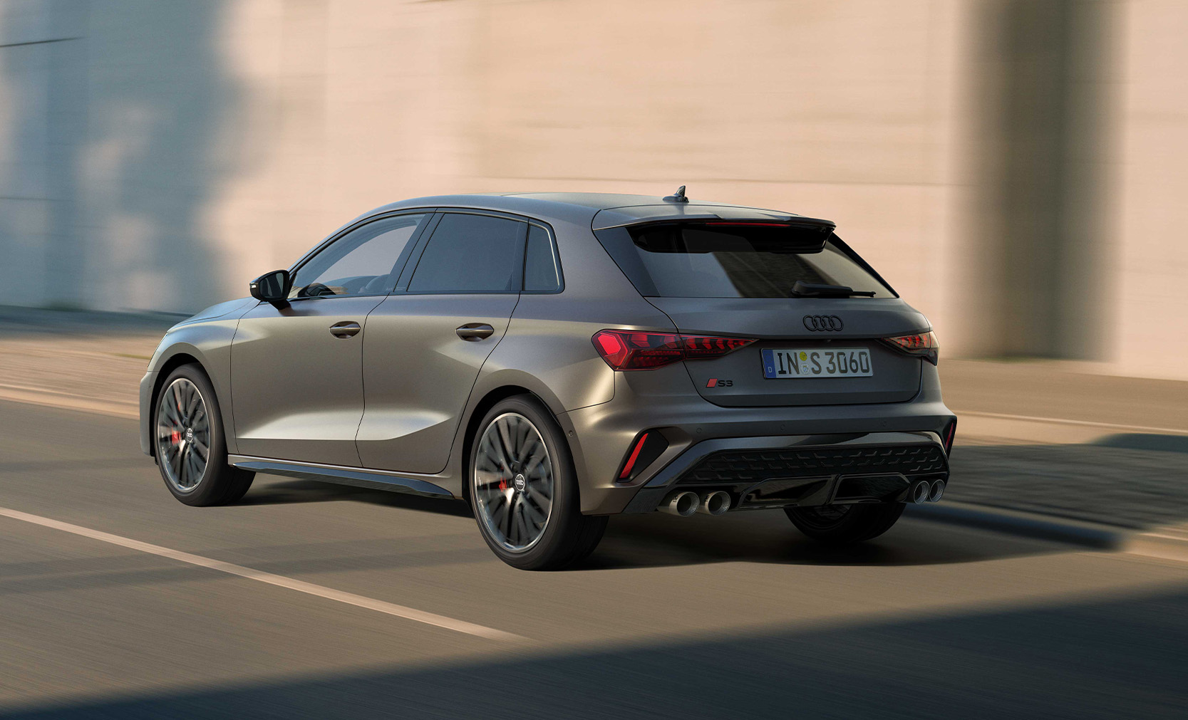 Grauer Audi S3 Sportback in der Heckansicht auf der Stra&szlig;e.