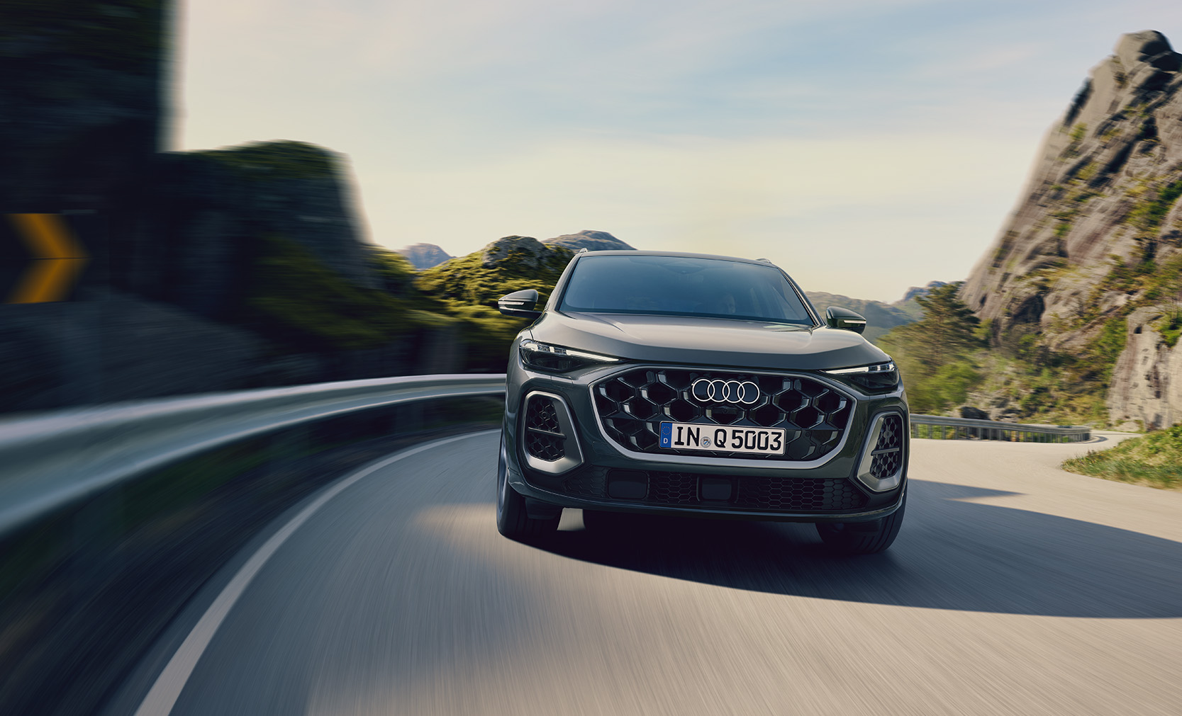 Ein graue Audi Q5 SUV auf einer Stra&szlig;e, entgegenkommend von vorn