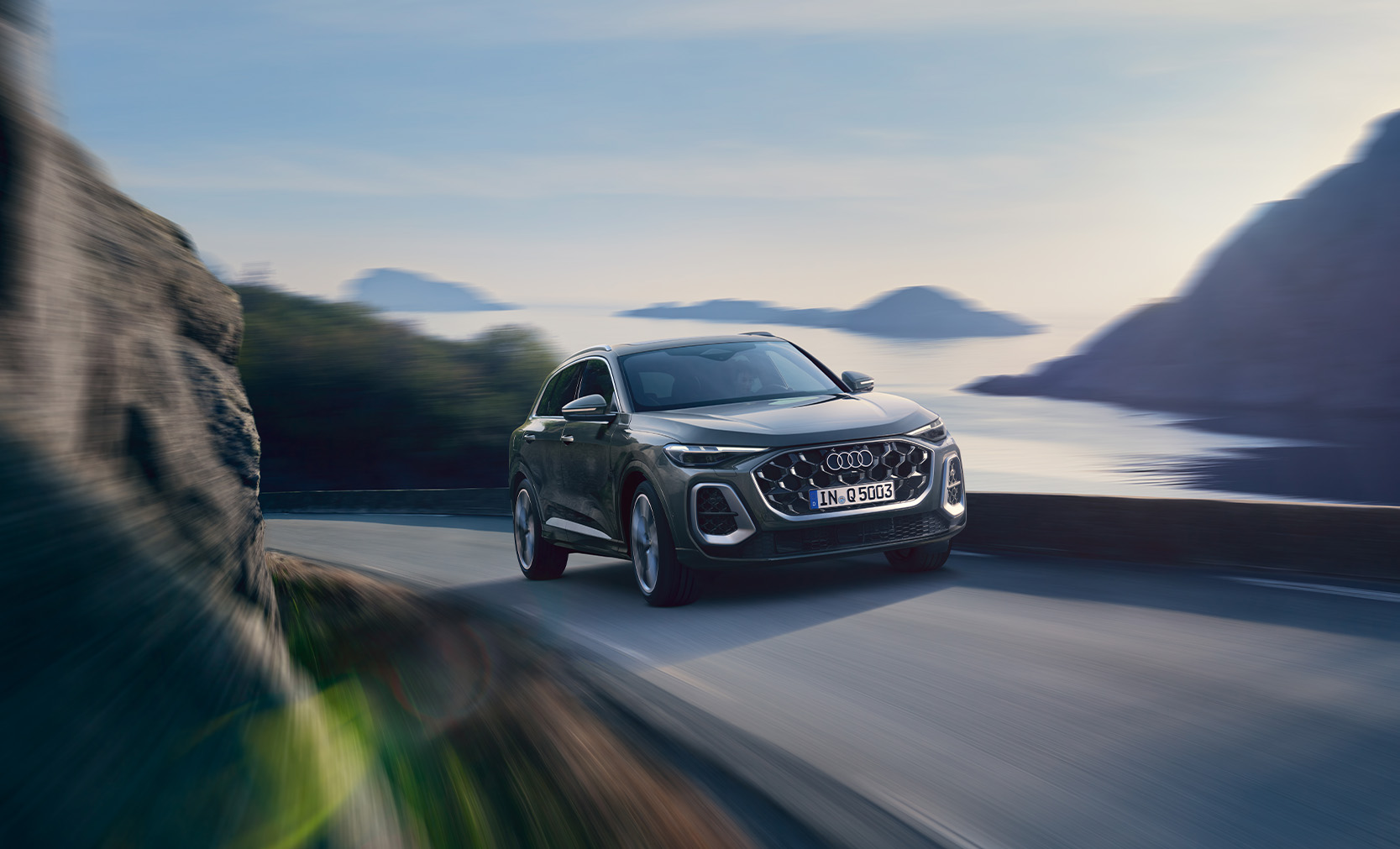 Der neue Audi Q5 SUV in Grau und in der edition one Ausf&uuml;hrung in der Seitenansicht