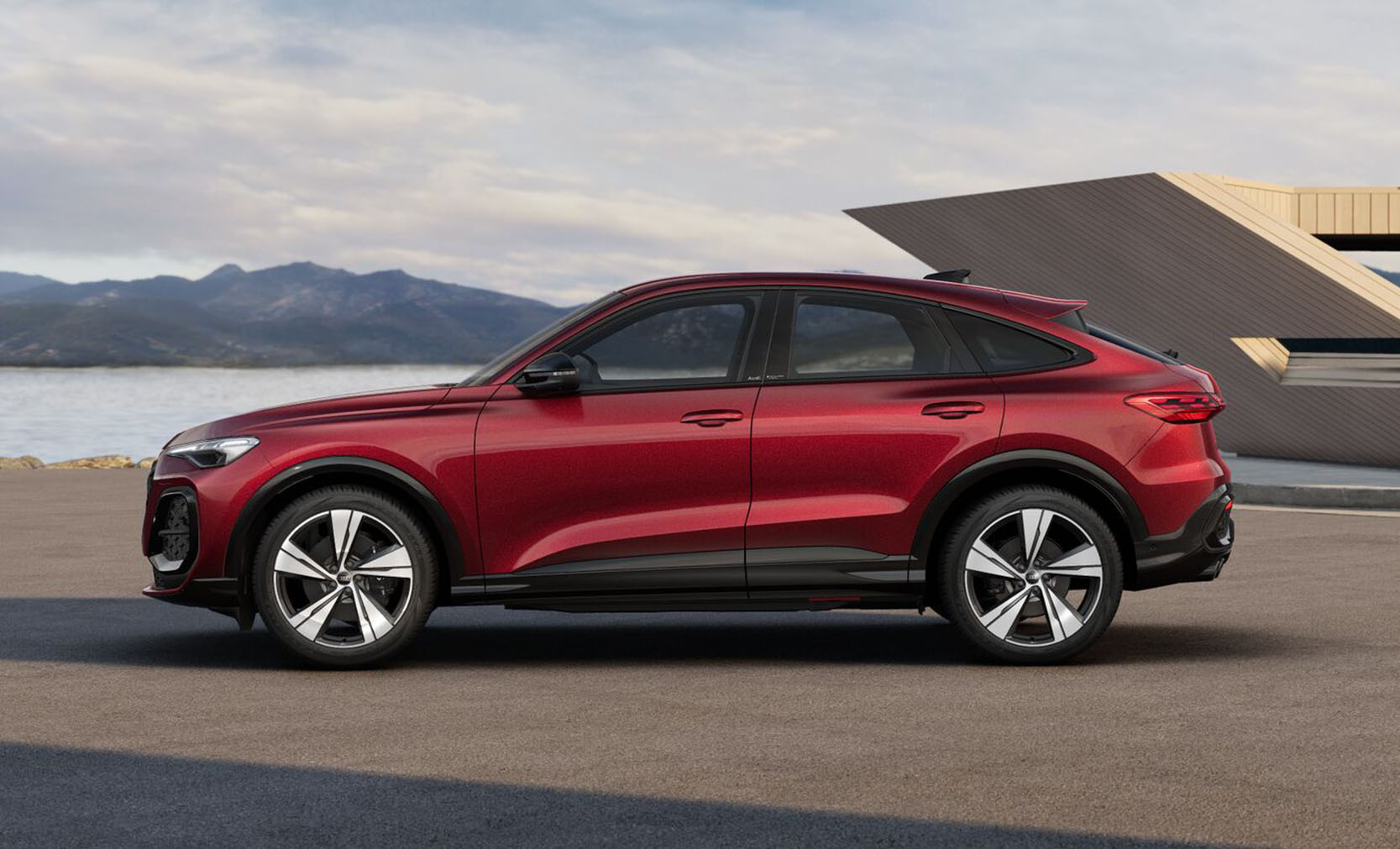 Der Audi SQ5 Sportback TFSI in der Seitenansicht vor einem Geb&auml;ude
