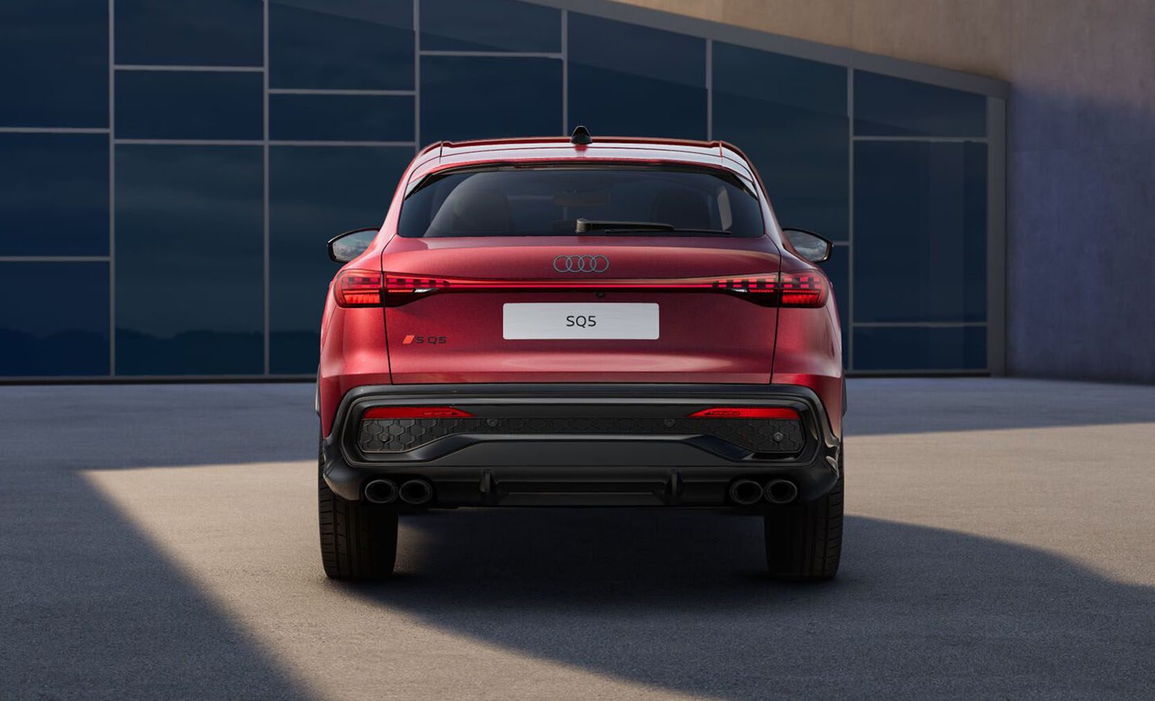 Der Audi SQ5 Sportback TFSI in der Heckansicht vor einem Geb&auml;ude