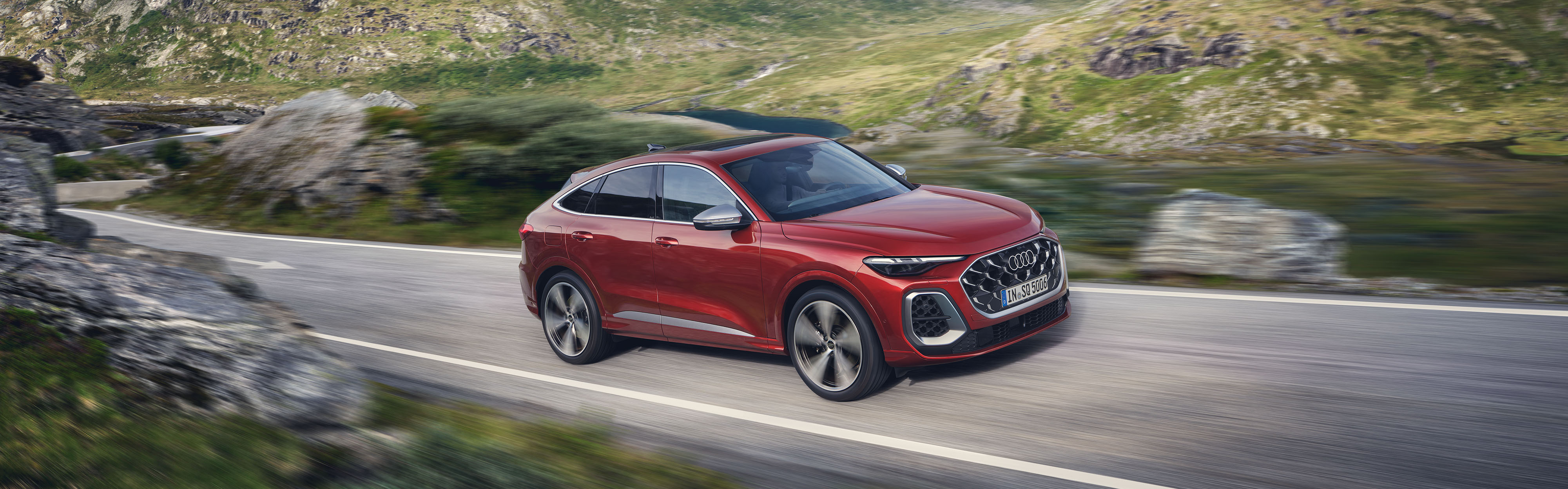 Der Audi SQ5 Sportback TFSI in der Dreiviertelansicht fahrend auf einer Stra&szlig;e
