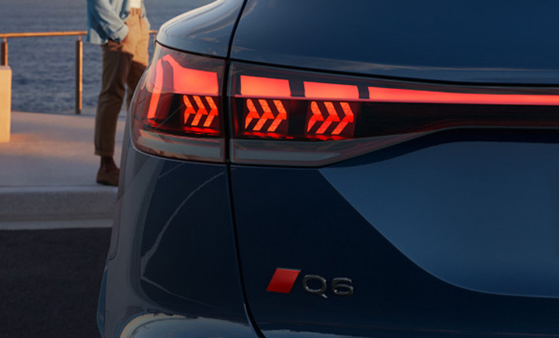 Dunkelblauer Audi Q6 SUV e-tron Heckansicht zu der Heckleuchte