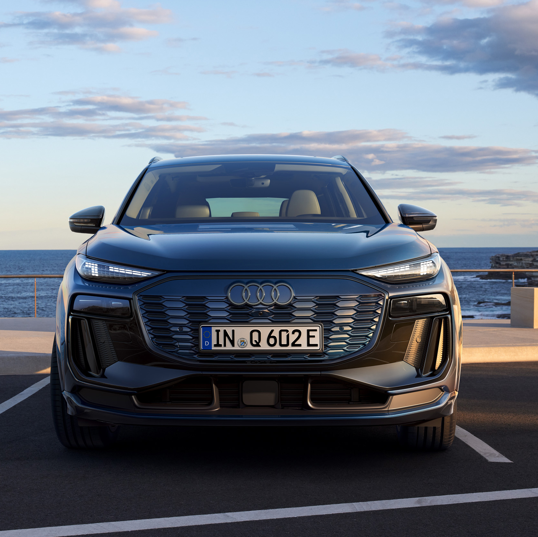 Audi Q6 SUV e-tron auf Stra&szlig;e von vorne 