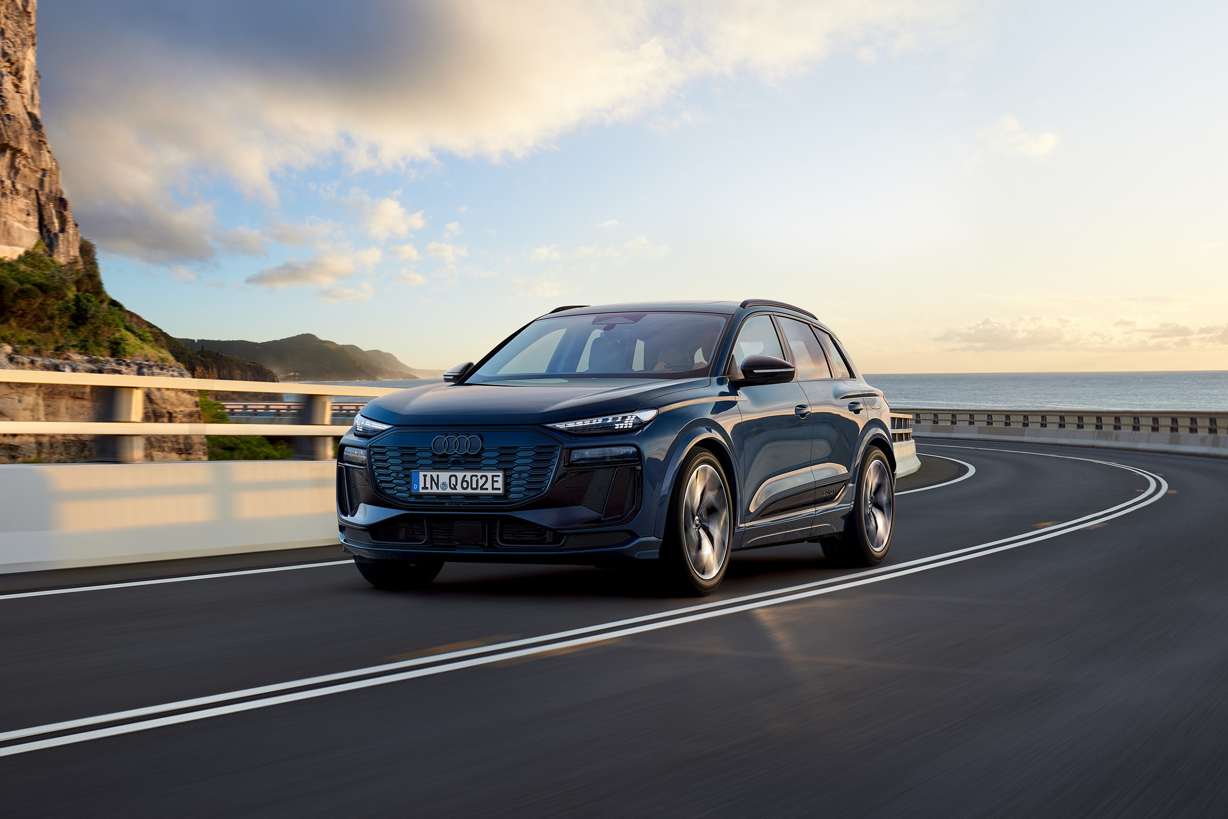 Audi Q6 SUV e-tron Fahrtaufnahme auf Stra&szlig;e 