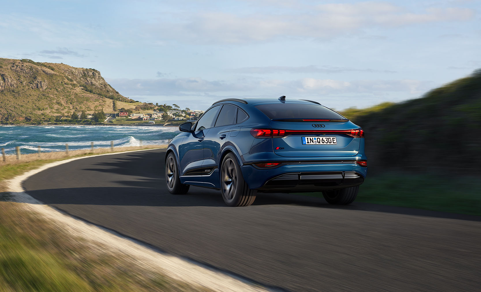 Audi Q6 SUV e-tron Heckansicht vor Meer 