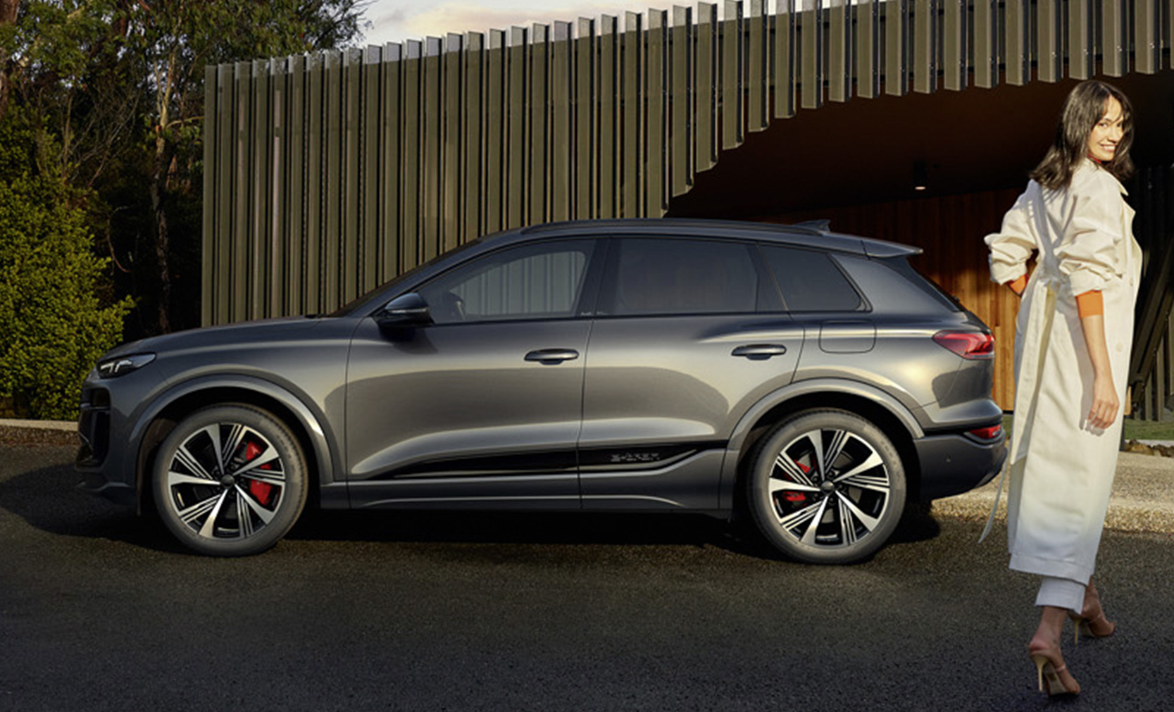 Audi SQ6 SUV e-tron in Dunkelgrau Seitenansicht vor Geb&auml;ude