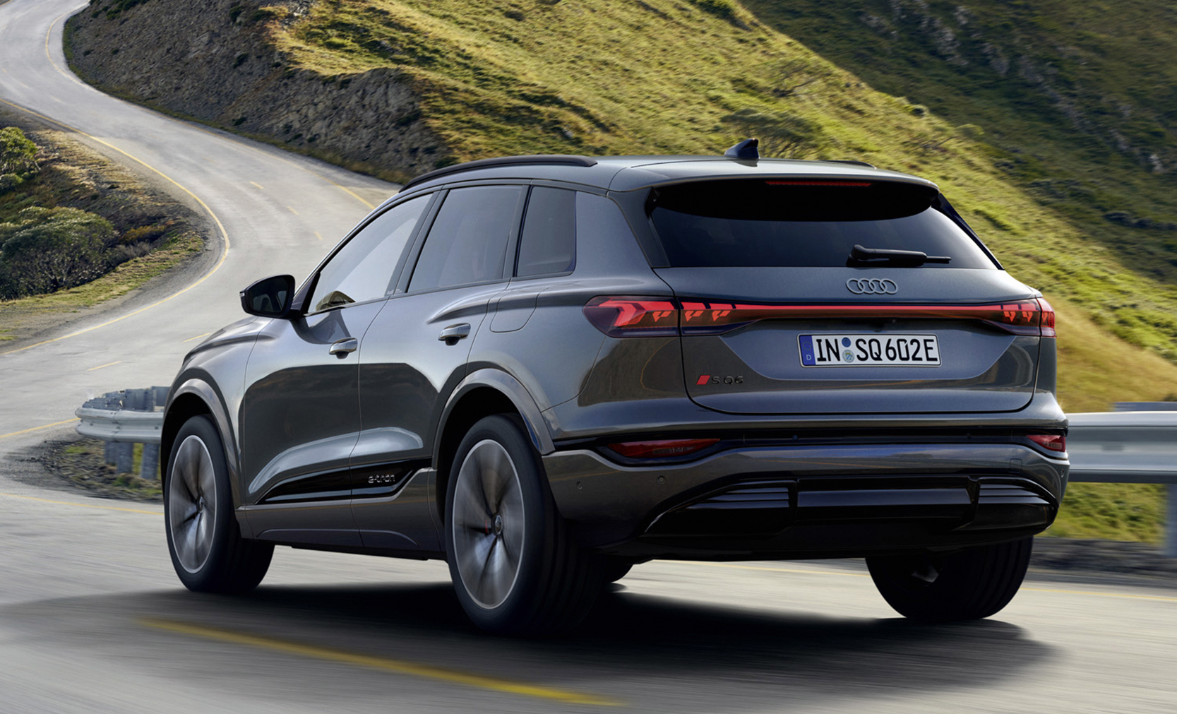Audi SQ6 SUV e-tron in Dunkelgrau Heck Fahrtaufnahme 