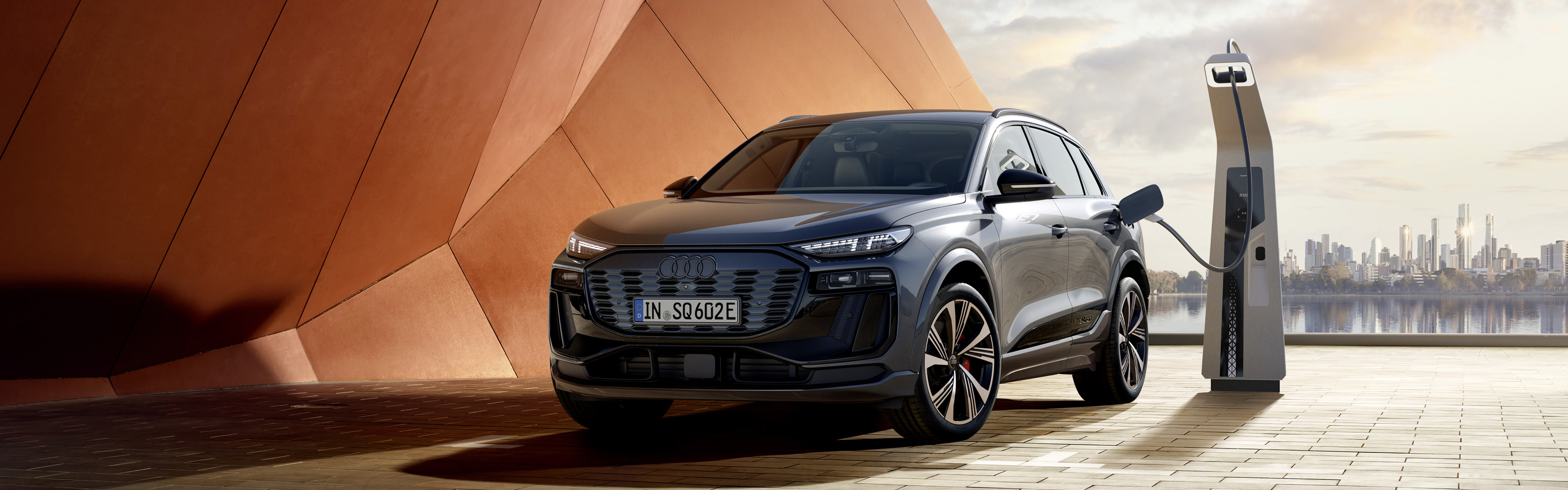 Audi SQ6 SUV e-tron in Dunkelgrau Frontansicht beim Ladevorgang 