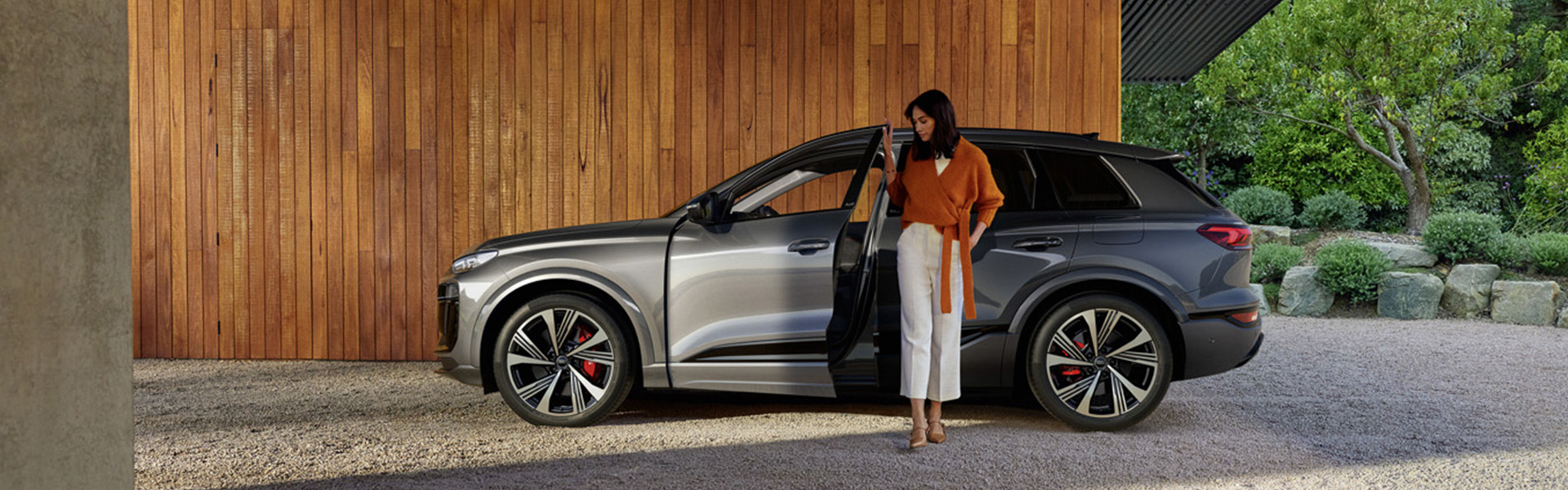 Grauer Audi SQ6 SUV e-tron Seitenansicht 