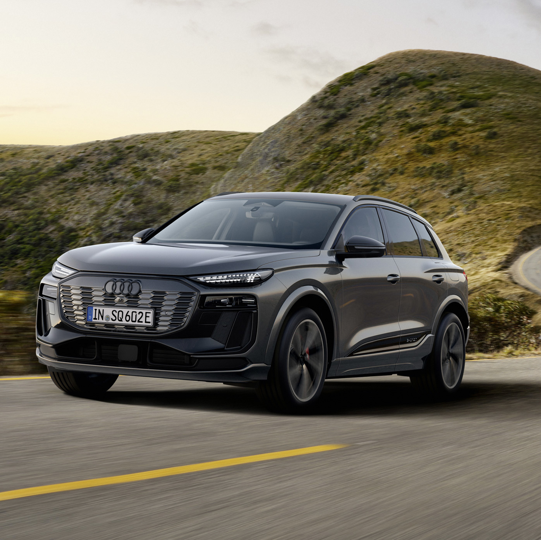 Audi SQ6 SUV e-tron in Dunkelgrau Fahrtaufnahmen 