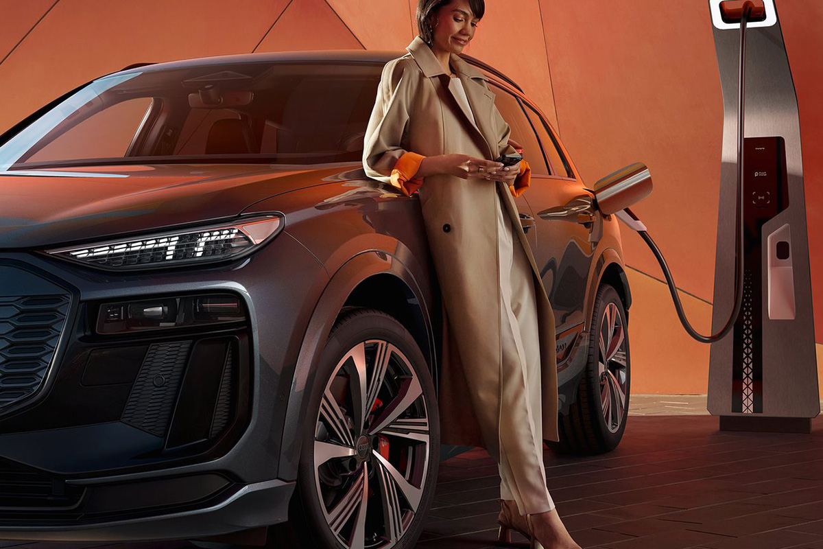 Audi SQ6 SUV e-tron Frontausschnitt beim Laden mit Frau 
