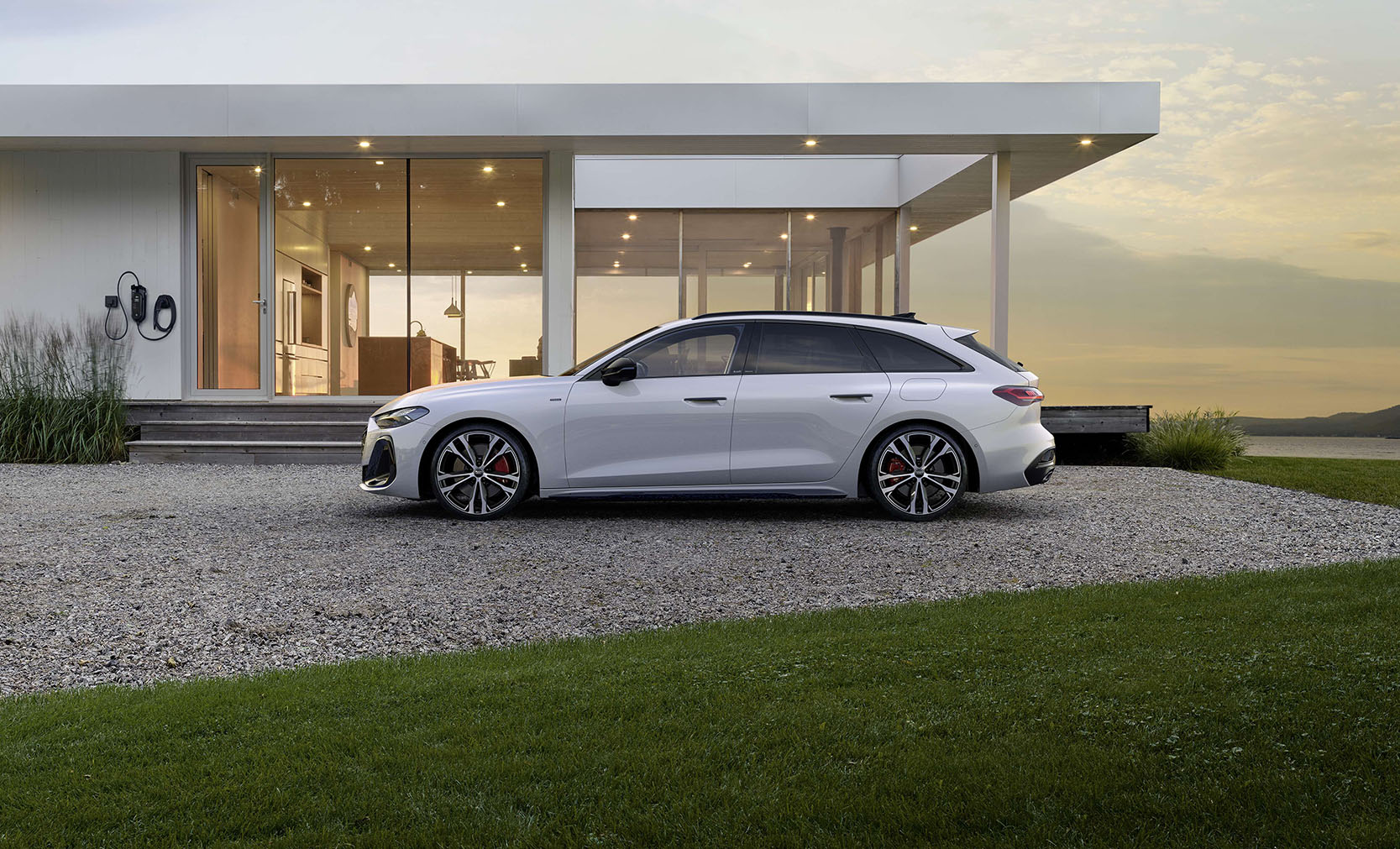 Ein wei&szlig;er Audi A5 Avant e-hybrid in der Seitenansicht