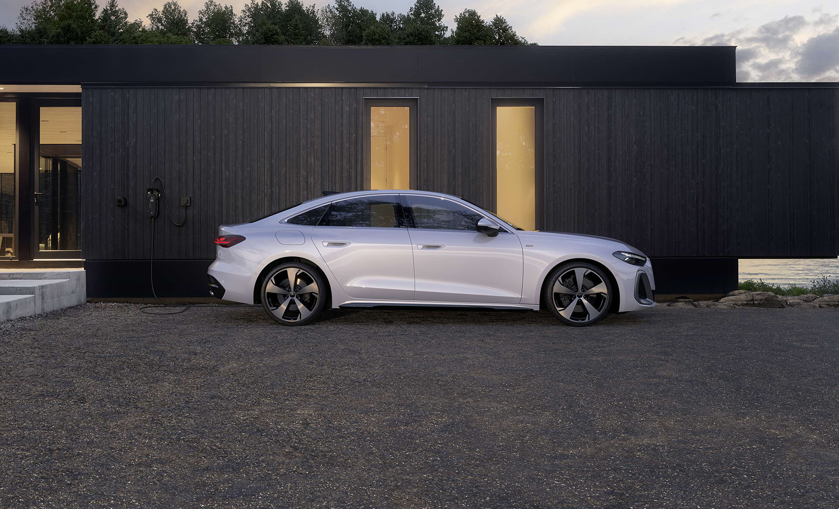 Ein wei&szlig;er Audi A5 Avant e-hybrid in der Seitenansicht