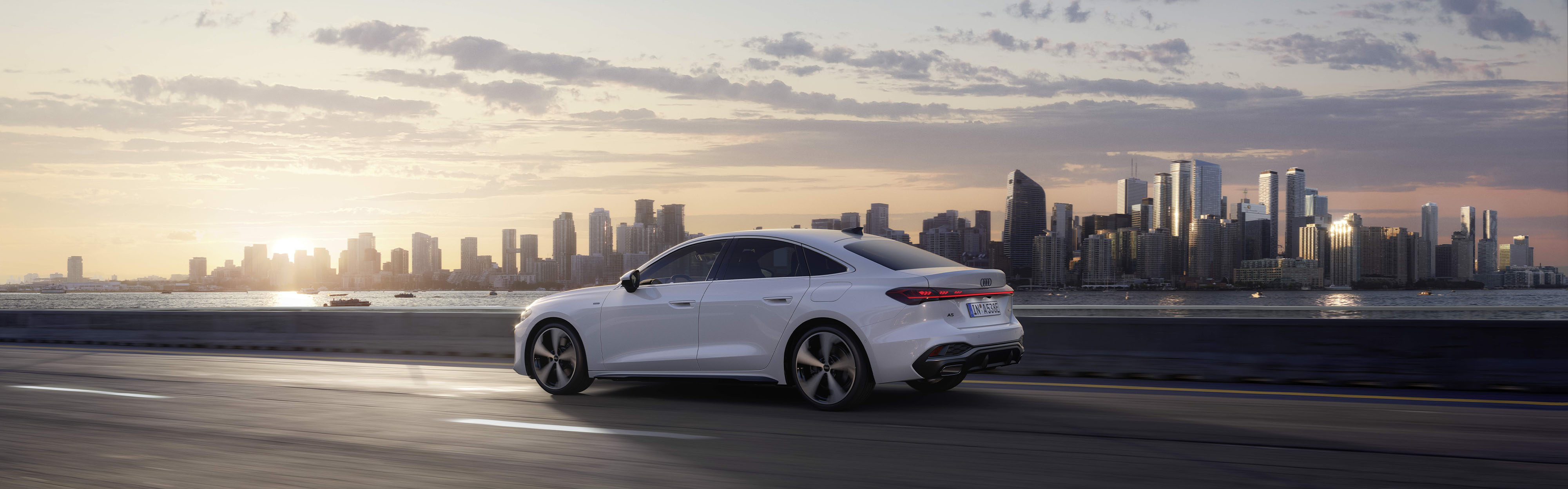 Eine wei&szlig;e Audi A5 Limousine e-hybrid in der Dreiviertelansicht