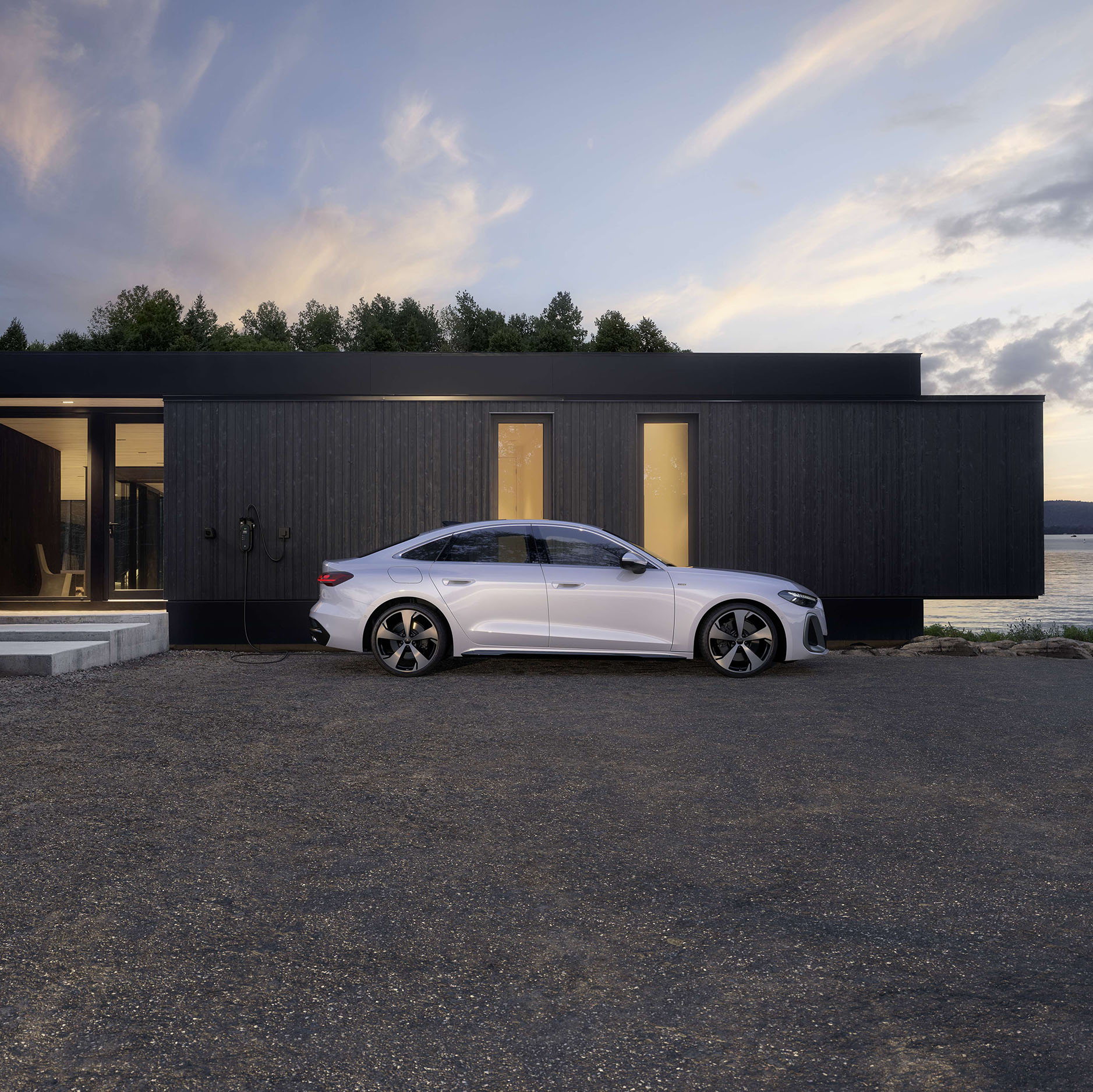 Eine wei&szlig;e Audi A5 Limousine e-hybrid in der Dreiviertelansicht