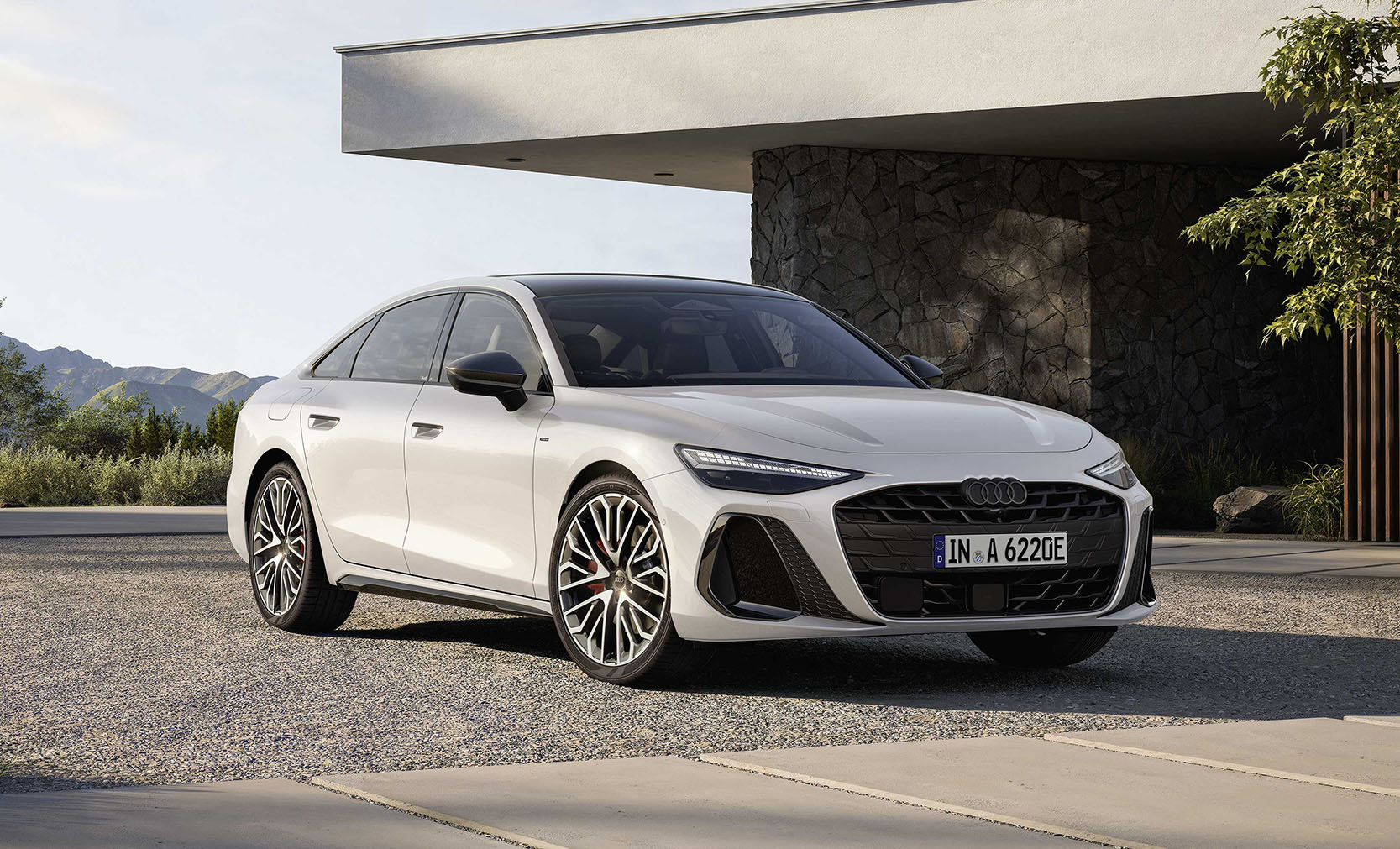 Eine wei&szlig;e Audi A6 Limousine e-hybrid in der Dreiviertelansicht von vorn