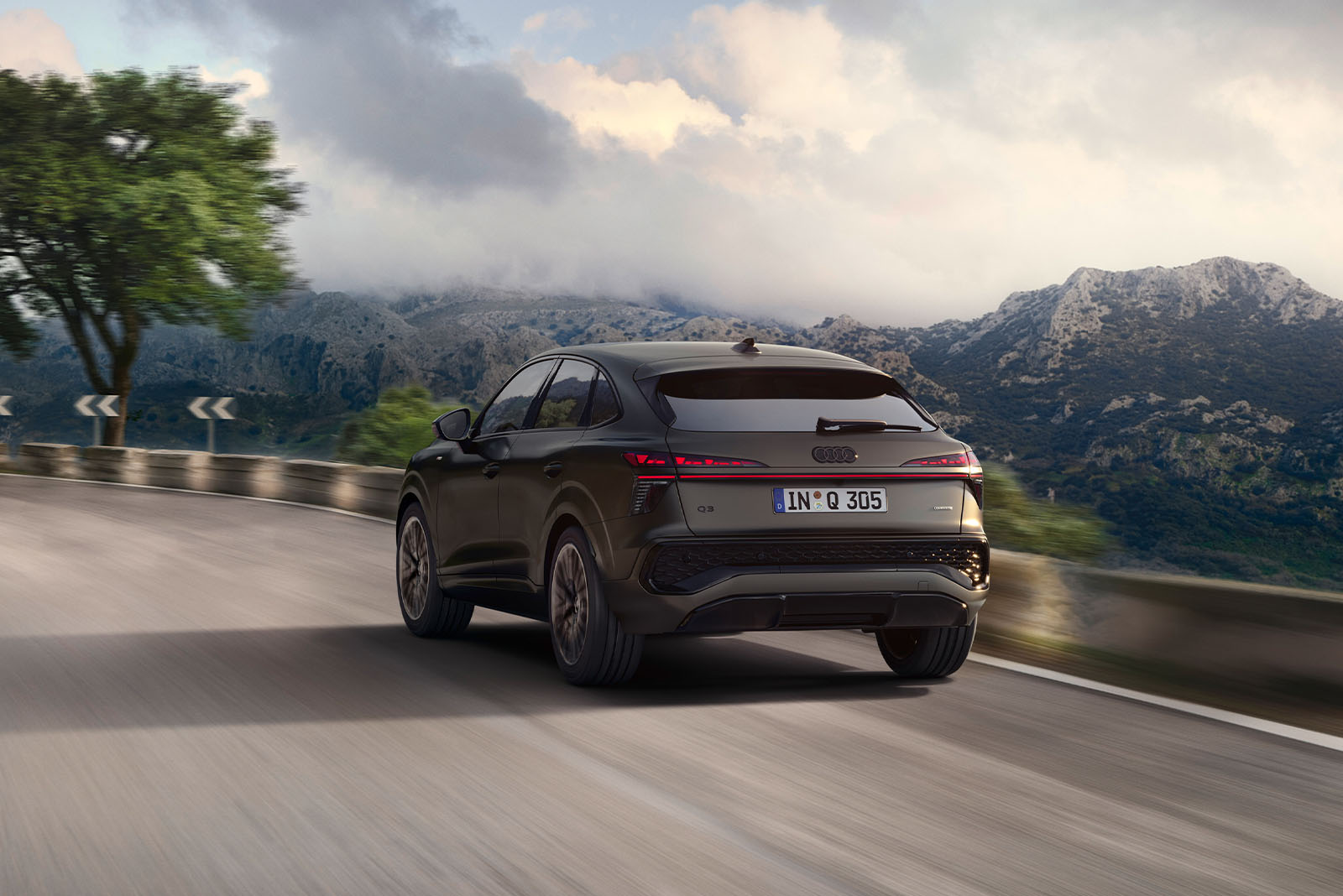 Audi Q3 Sportback, grau-matt, Heckansicht auf Stra&szlig;e fahrend