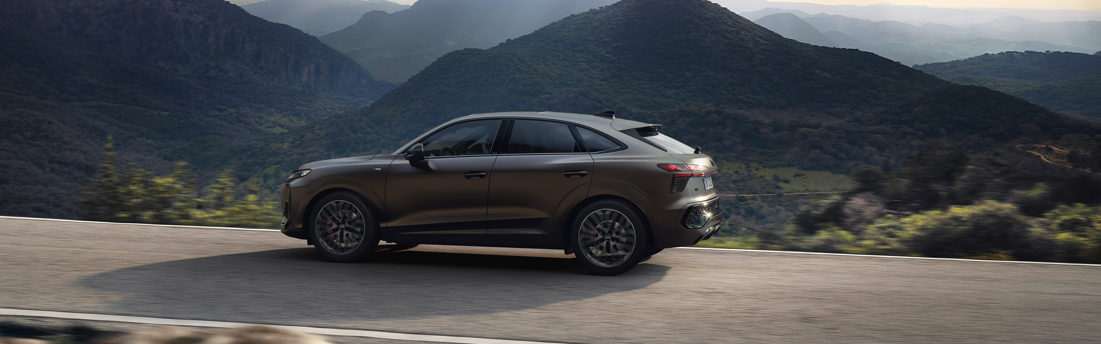 Audi Q3 Sportback, grau, Seitenansicht vor Bergkulisse