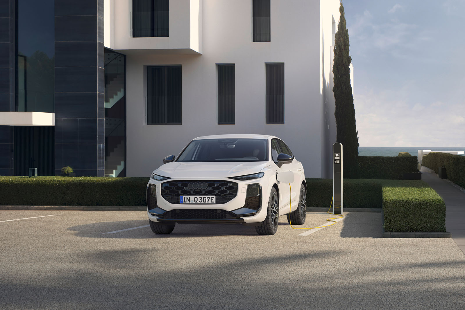 Audi Q3 Sportback e-hybrid, wei&szlig;, Frontansicht, parkend vor Luxusvilla