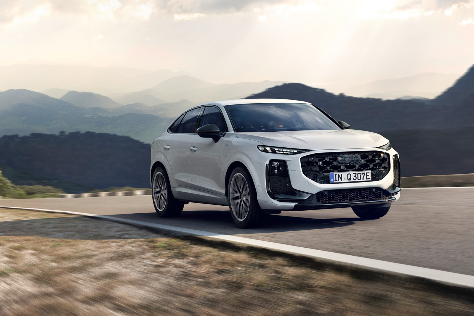Audi Q3 Sportback e-hybrid, wei&szlig;, Frontansicht, fahrend auf einer Landstra&szlig;e
