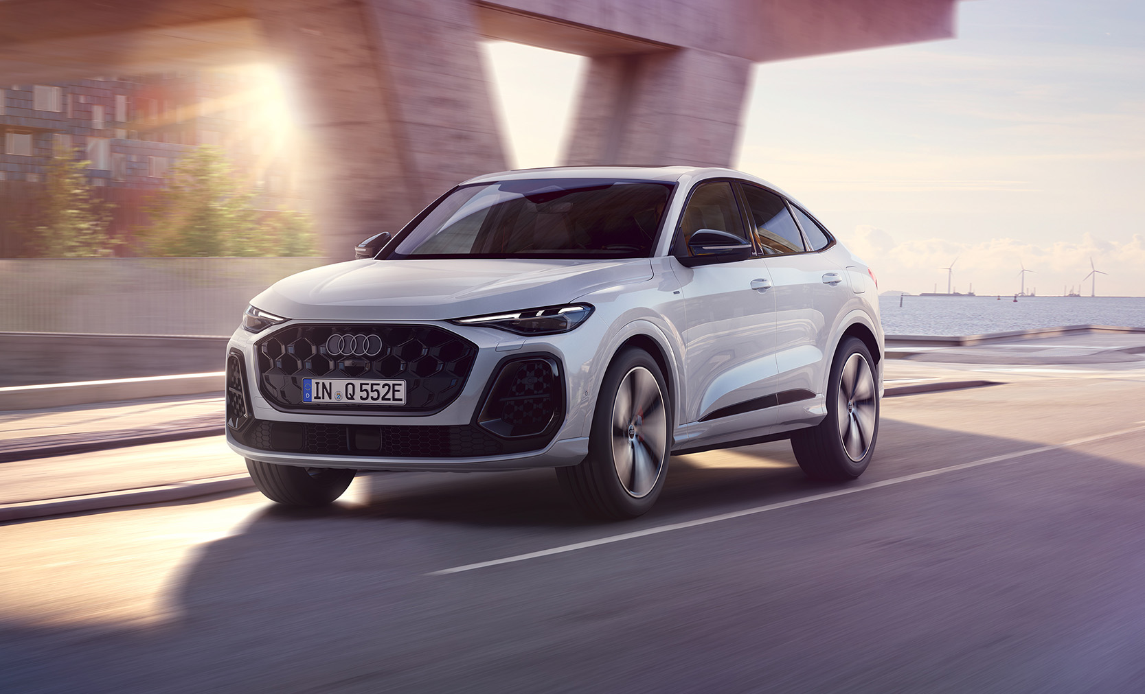 Ein wei&szlig;er Audi Q5 Sportback e-hybrid von vorn auf der Stra&szlig;e