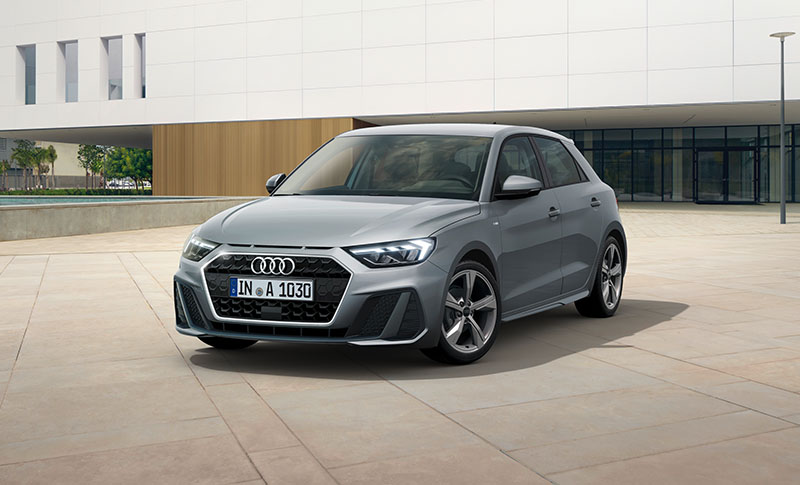Ein silberner Audi A1 Sportback in der Dreiviertelansicht von Vorne. 