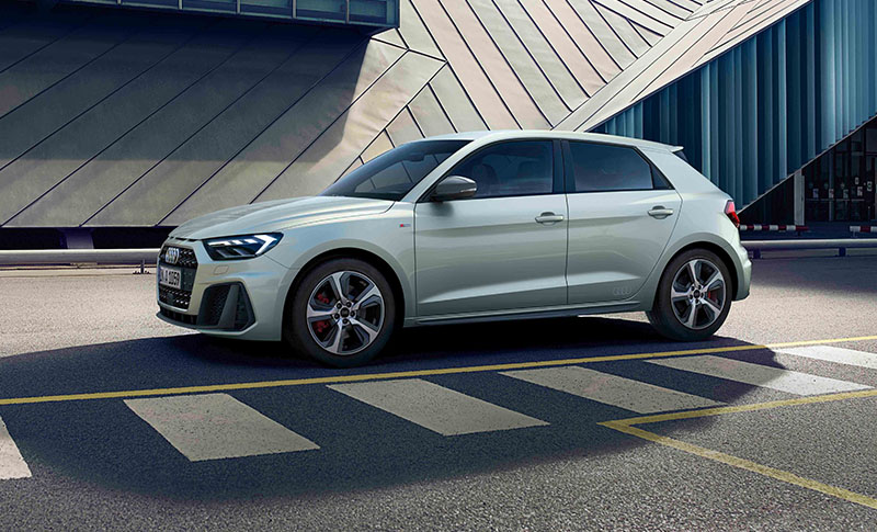 Die Seitenansicht eines silbernen Audi A1 Sportback