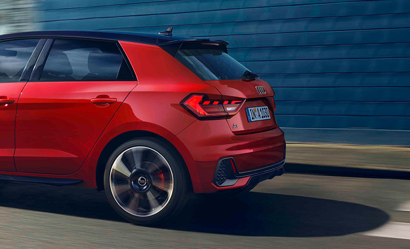 Die R&uuml;ckseite eines roten Audi A1 Sportback