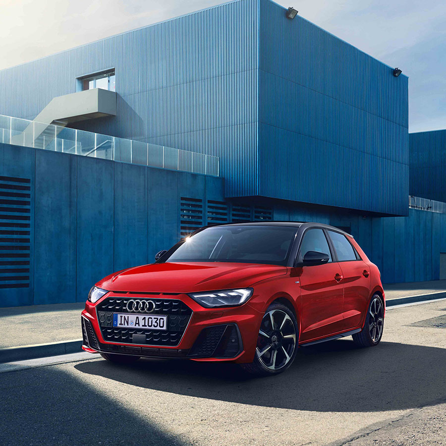 Roter Audi A1 Sportback in Front Ansicht, steht auf der Stra&szlig;e