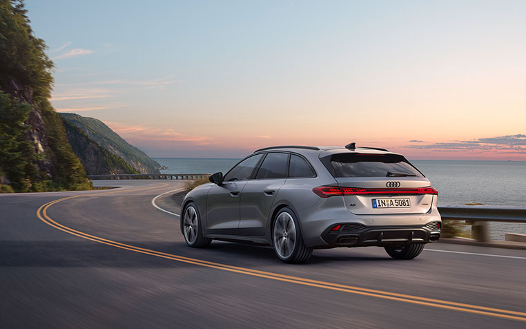 Silbener Audi A5 Avant f&auml;hrt auf Stra&szlig;e am Meer. 