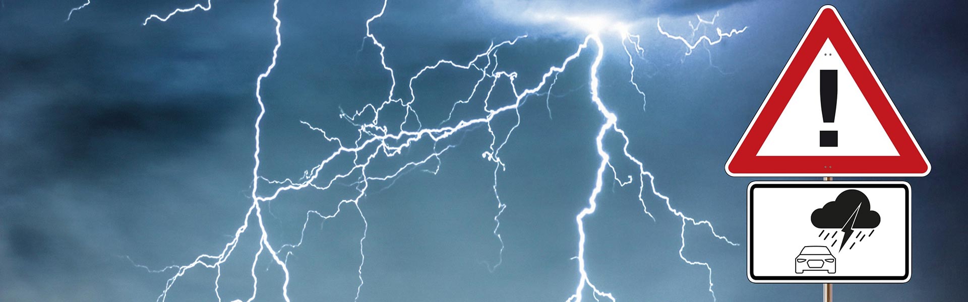 Gewitter mit Warnschild im Vordergrund