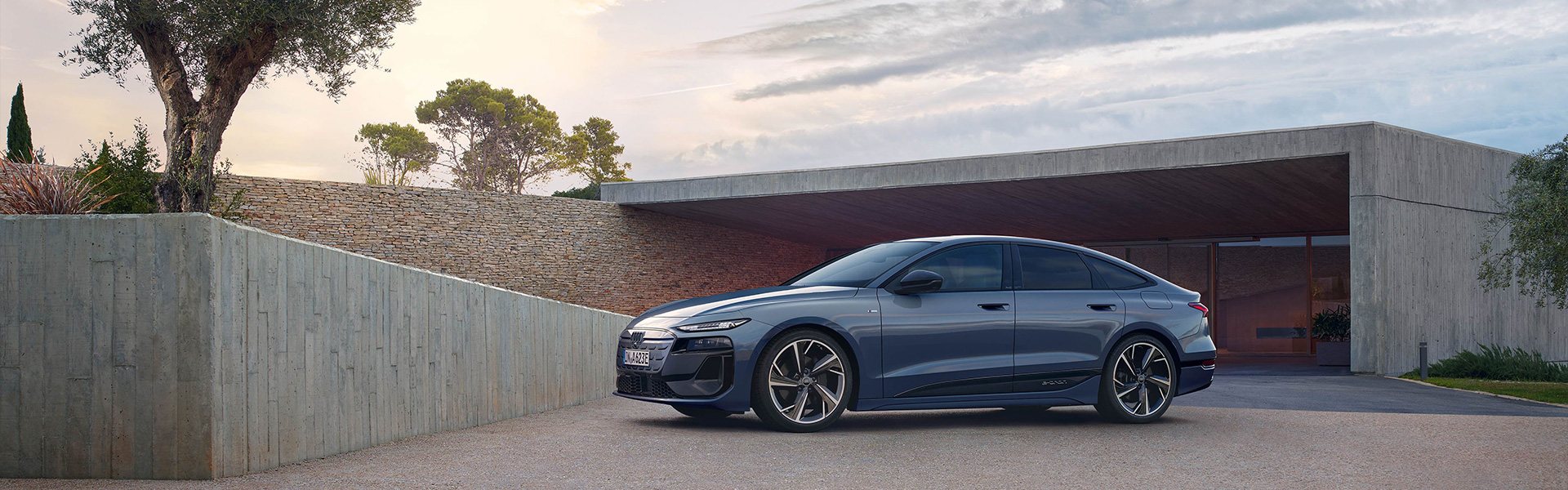 Audi A6 Sportback e-tron vor einem Geb&auml;ude. 