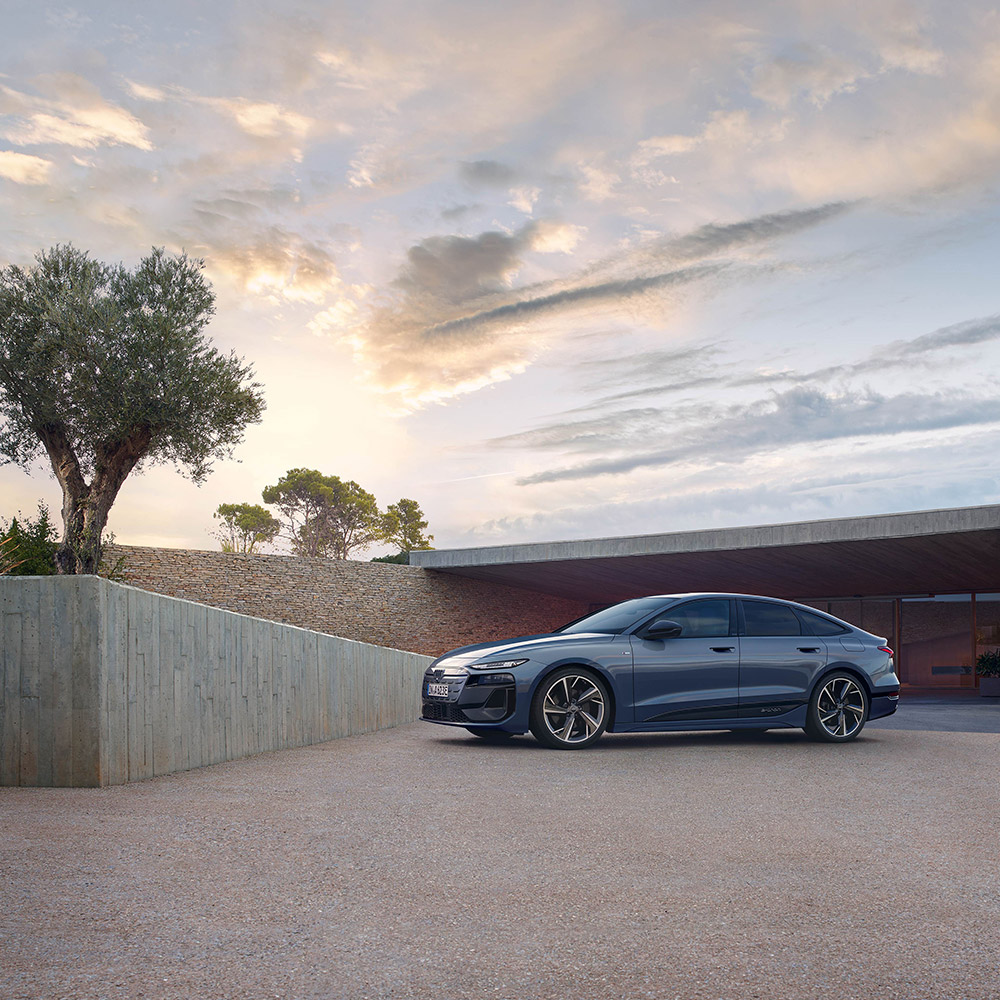 Audi A6 Sportback e-tron vor einem Geb&auml;ude. 