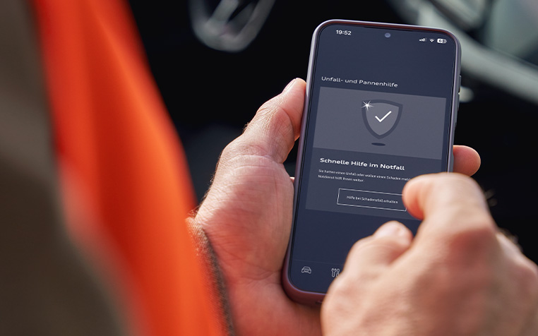 Audi Schadenmeldung wird auf einem Smartphone angezeigt. 