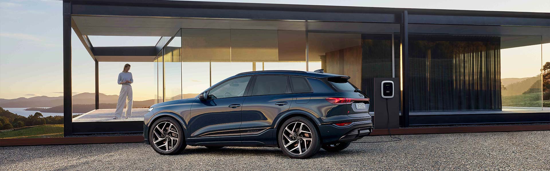 Audi Q6 mit folierten Scheiben vor modernen Geb&auml;ude