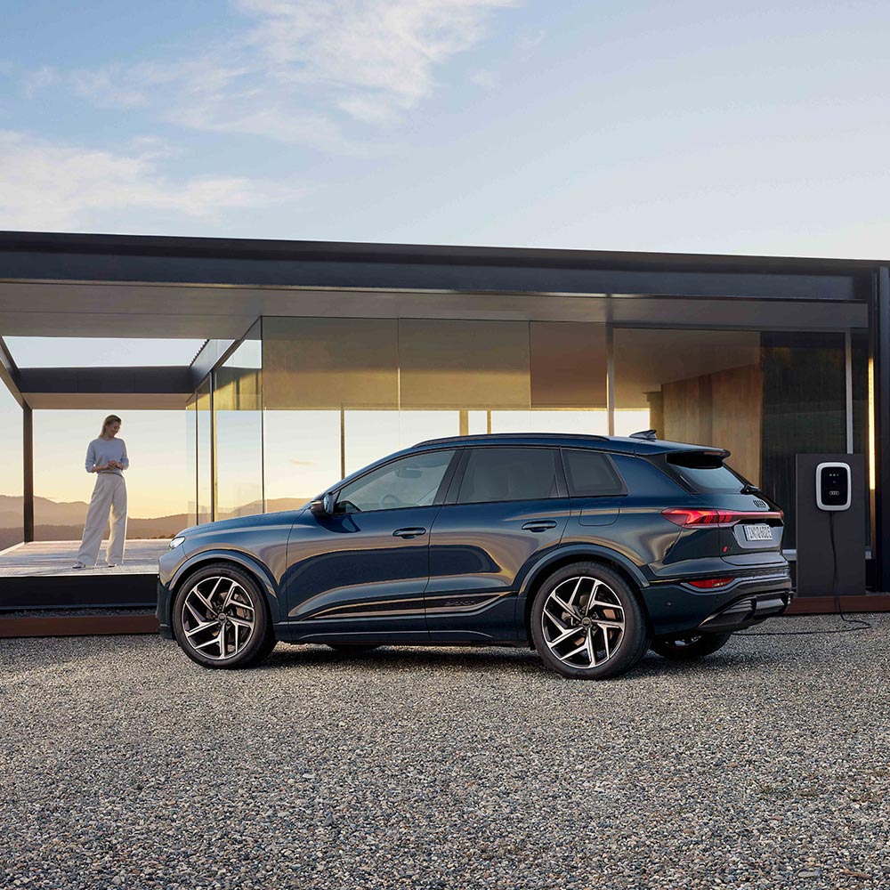 Audi Q6 mit folierten Scheiben vor modernen Geb&auml;ude