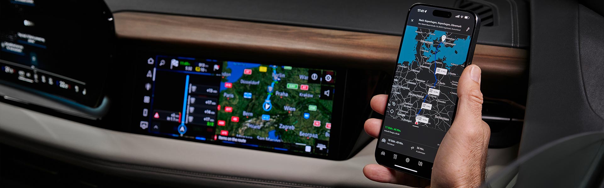 Mann mit Smartphone in einem Audi