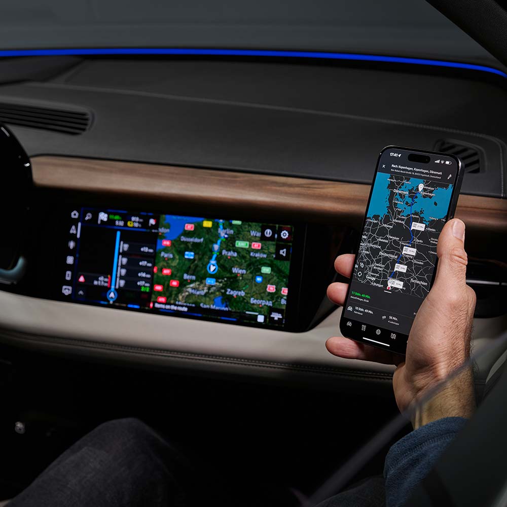 Mann mit einem Smartphone in einem Audi